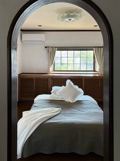 6 bedrooms/entire house/3 mins walk to ferry port to Naoshima/6 mins walk to Uno Station/parking for