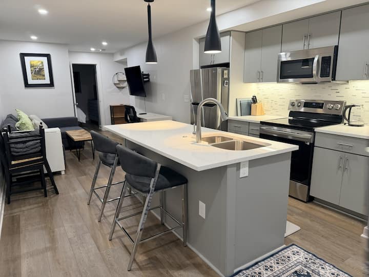 Modern & Peaceful Petworth Apt - Arlington, VA