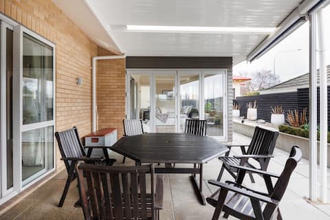 Private modern escape close to city attractions