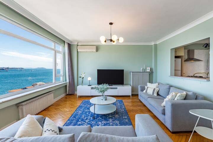 Deluxe Azure -Bosphorus viewed city center Apt. gallery image 3
