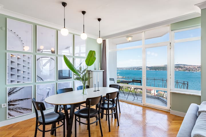 Deluxe Azure -Bosphorus viewed city center Apt. gallery image 4