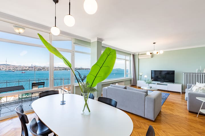 Deluxe Azure -Bosphorus viewed city center Apt. gallery image 5