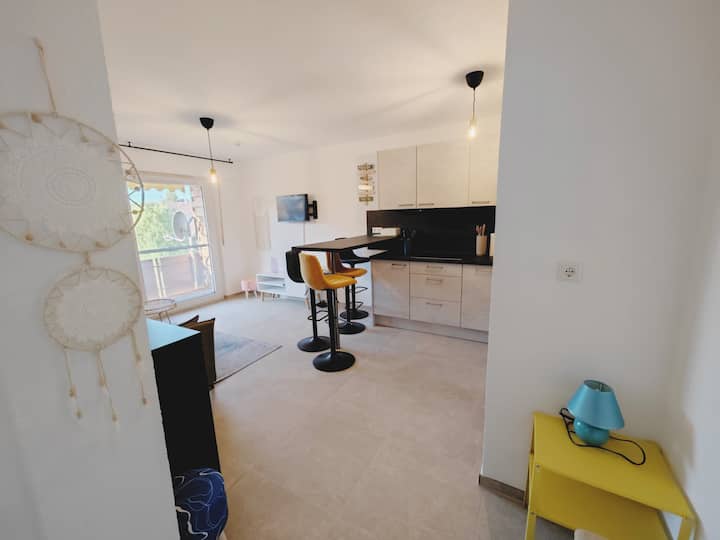 Ticasa Shine-zentral-outlet-balkon-parkplatz-ruhig - Metzingen