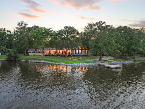 Hot Tub, Lake Views, Game Room, Kayaks, Cozy Vibes