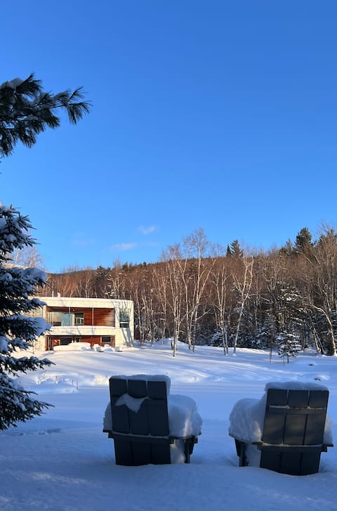 Burnt Mountain: modern getaway near Jay Peak