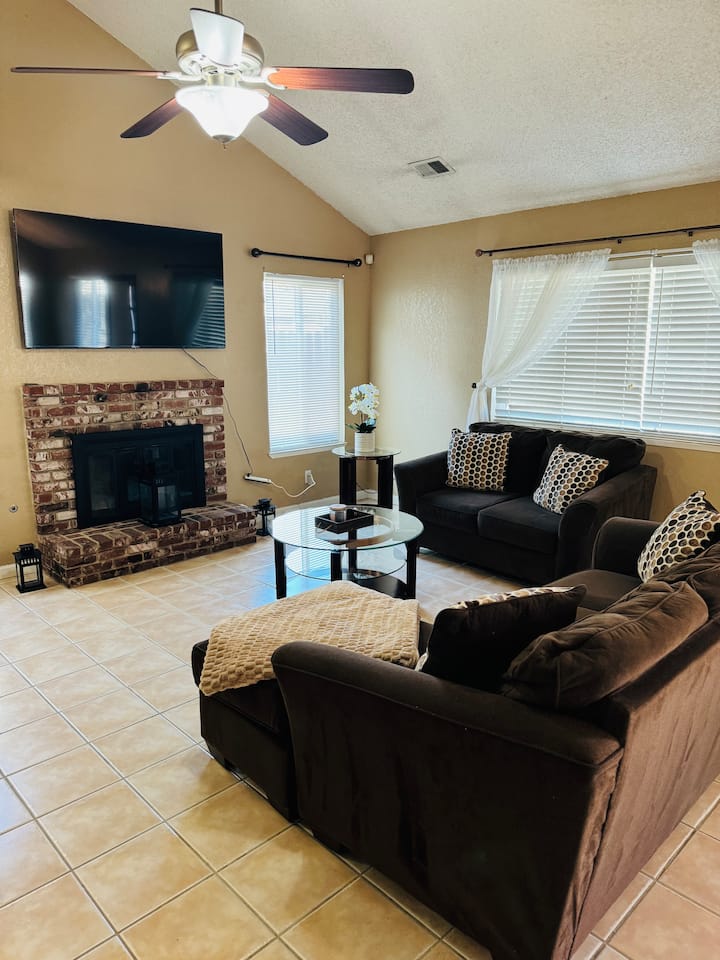 Private 4 Bedroom Home - Adventure Park, Visalia