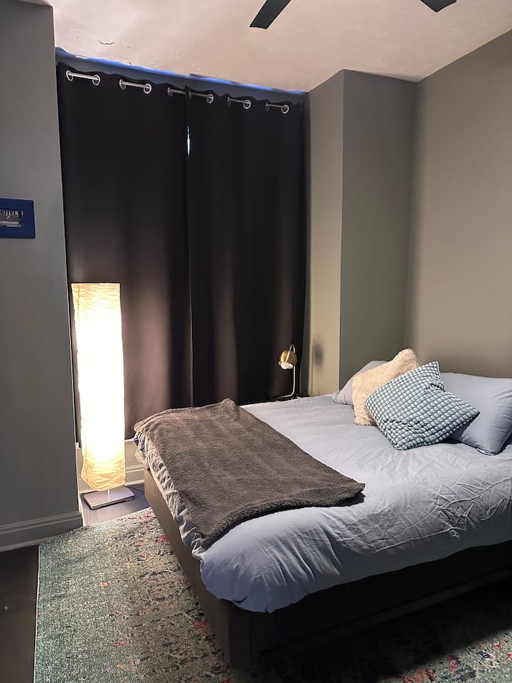  Kitanda cha ukubwa wa malkia chenye starehe sana chenye duvet na mito mingi.  Mizigo ya sehemu ya kabati.  Madirisha makubwa angavu. Bandari za USB kwenye meza. 