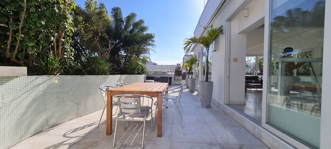 Luxury Triplex with Pool gallery image 3