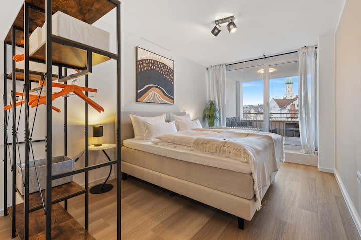 Zadná časť spálne - tiež otvorená a moderná šatníková skriňa. K dispozícii je priamy prístup na balkón. Všetky okná, ako aj dvere, majú vonkajšie žalúzie na úplné zatemnenie.