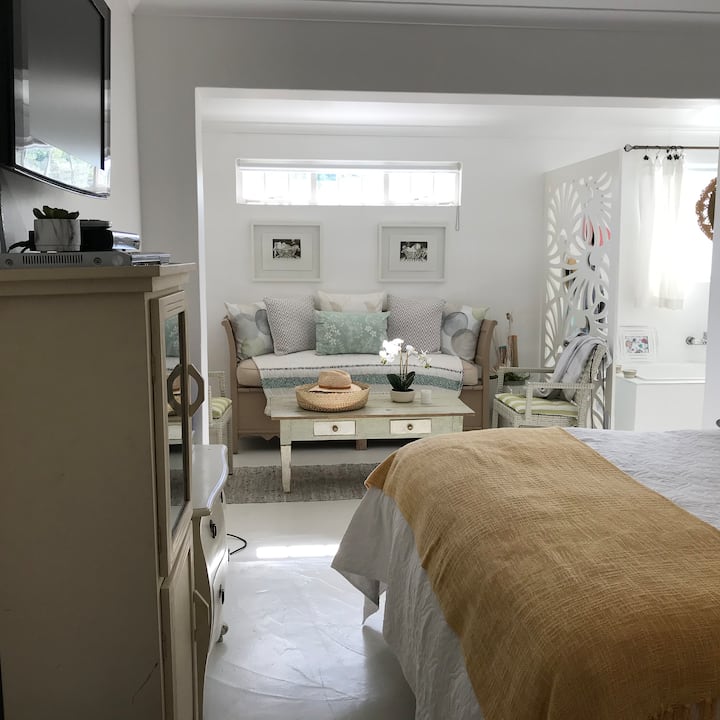 ห้องนอน พื้นที่นั่งเล็กๆ และห้องน้ำในที่พักนี้ (อ่างอาบน้ำเท่านั้น)