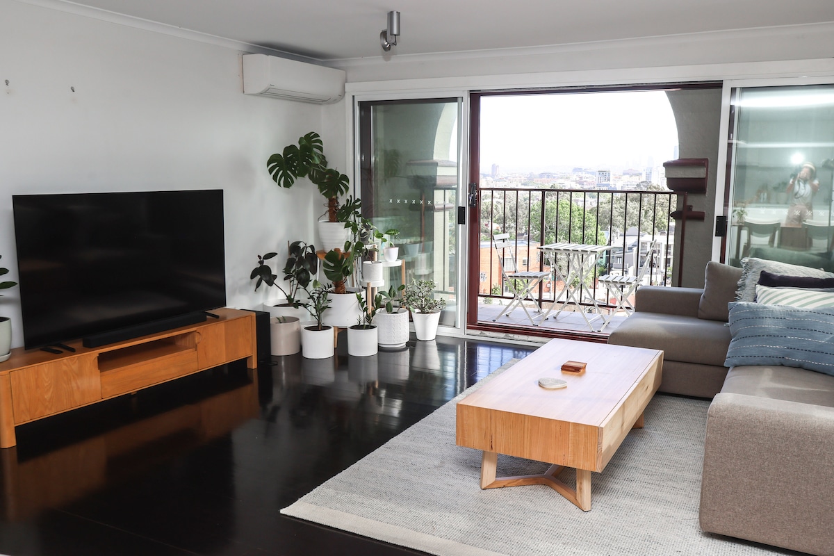 Top Airbnb: Amazing location, top floor with views in Redfern