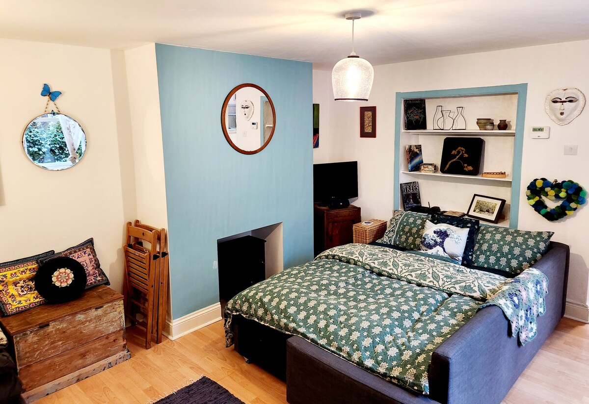 Successful Airbnb property: Cozy cottage ground floor flat nestled in nature in Stoke Park And Cheswick