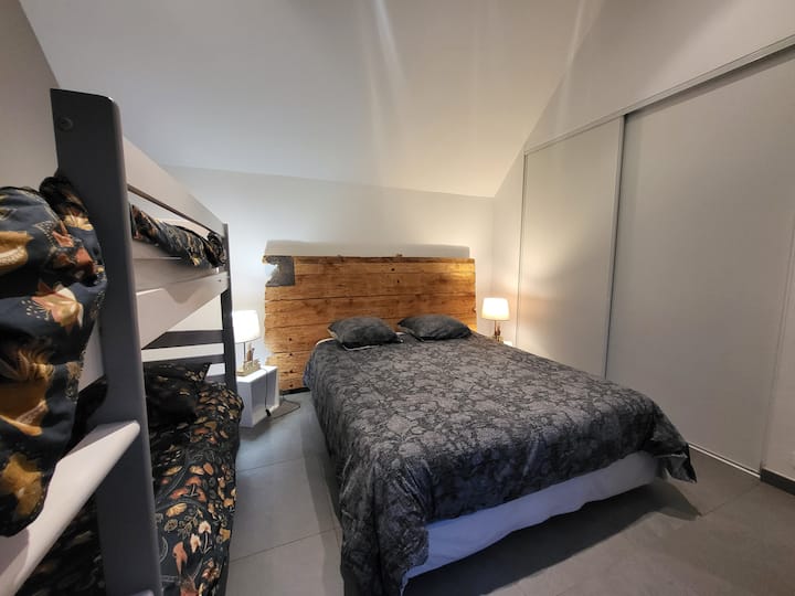 ಮಲಗುವ ಕೋಣೆ 1 (ನೆಲ ಮಹಡಿ): 1 ಕ್ವೀನ್ ಬೆಡ್ ಮತ್ತು 90 ಬಂಕ್ ಬೆಡ್