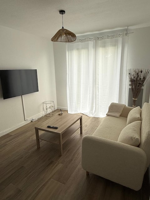 cozy free parking pool, tennis, air conditioning