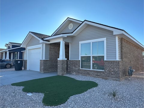 Cozy Paris Escape: 3BR | Full Kitchen | Laundry