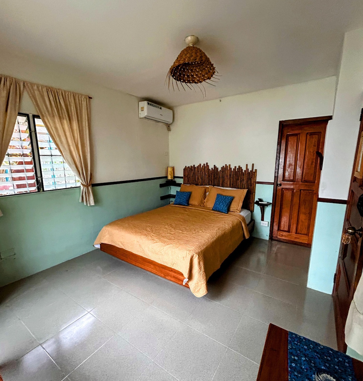 חדר שינה עם מיטה נוחה ומיזוג אוויר לרעננות רבה יותר