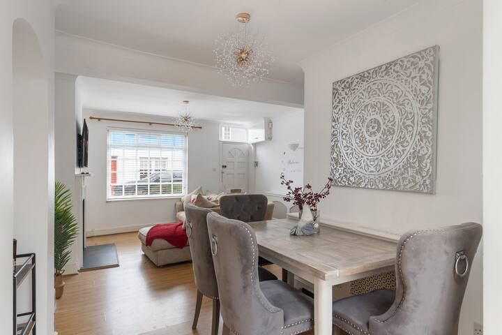 Kensington Two Bedroom House gallery image 3