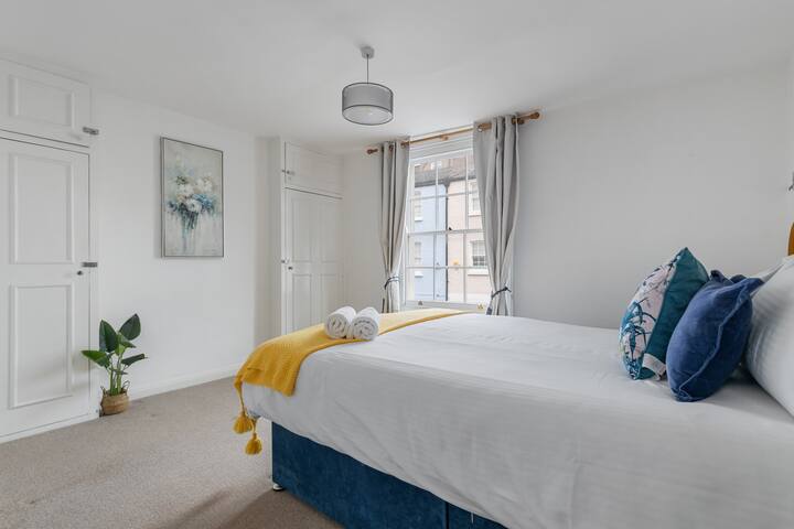 Kensington Two Bedroom House gallery image 4