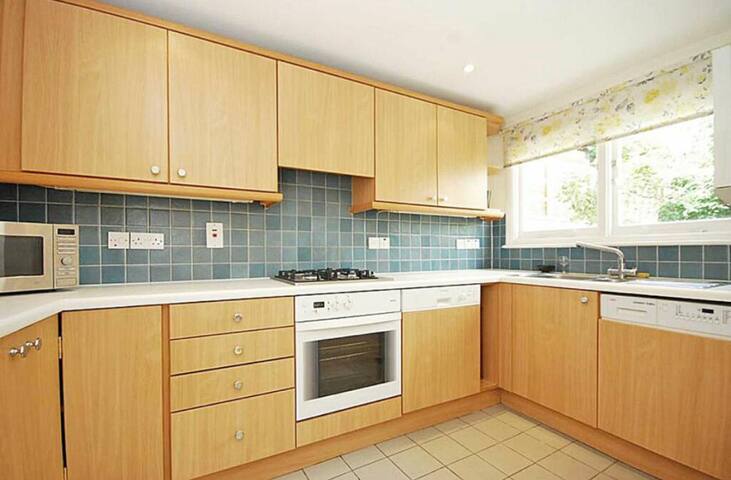 Kensington Two Bedroom House gallery image 5