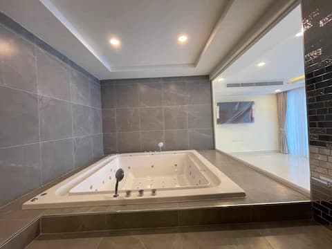 NEW! Huge Condo Jacuzzi & Pool Access Grand Avenue