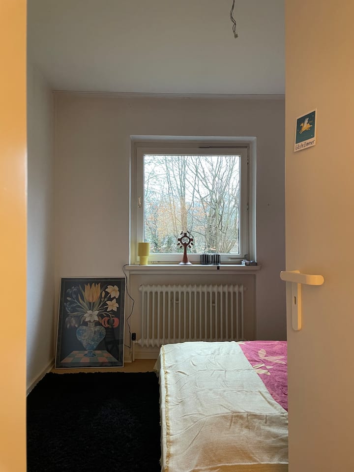 เตียง 140 ที่อบอุ่นพร้อมเครื่องนอน 2 ชุด 
มีอะไรหายไปอีก? ไฟดับ? 