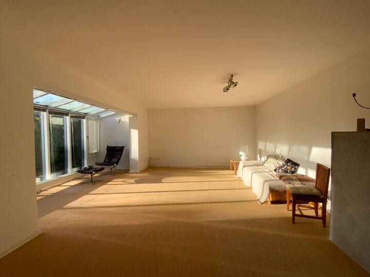 ที่พักมีขนาดใหญ่สว่างมากและไม่แยกจากกัน จากทางเข้าคุณจะเข้าสู่โถงทางเดินและห้องนั่งเล่นโดยตรง หากคุณต้องการคุณสามารถหาที่นอนเสริมและนอนใต้แสงดาวในเรือนกระจกได้ 
ตั้งแต่ฤดูร้อนปี 2025 มีอินเทอร์เน็ต!