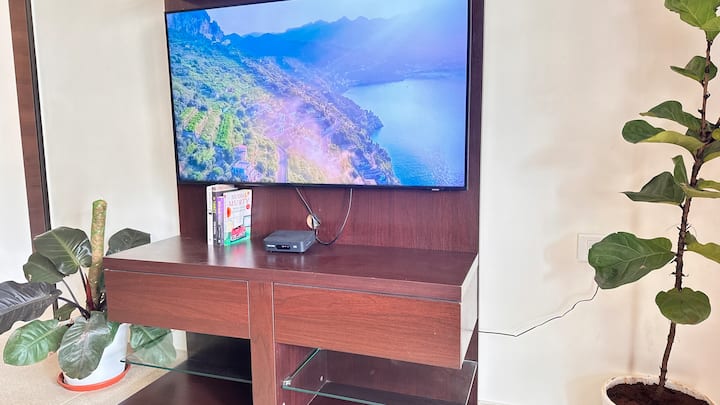 Zonat tona të argëtimit janë të pajisura me libra për ata që duan të lexojnë. Televizori inteligjent të mundëson të lidhësh kanalin tënd të preferuar nëpërmjet internetit dhe llogarisë tënde OTT për privatësi absolute.  