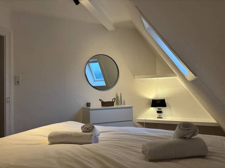 Te ofrecemos una cómoda cama tamaño king con un cubrecamas de alta calidad. En el dormitorio también hay una cómoda espaciosa, así como ganchos y perchas disponibles para tu ropa.