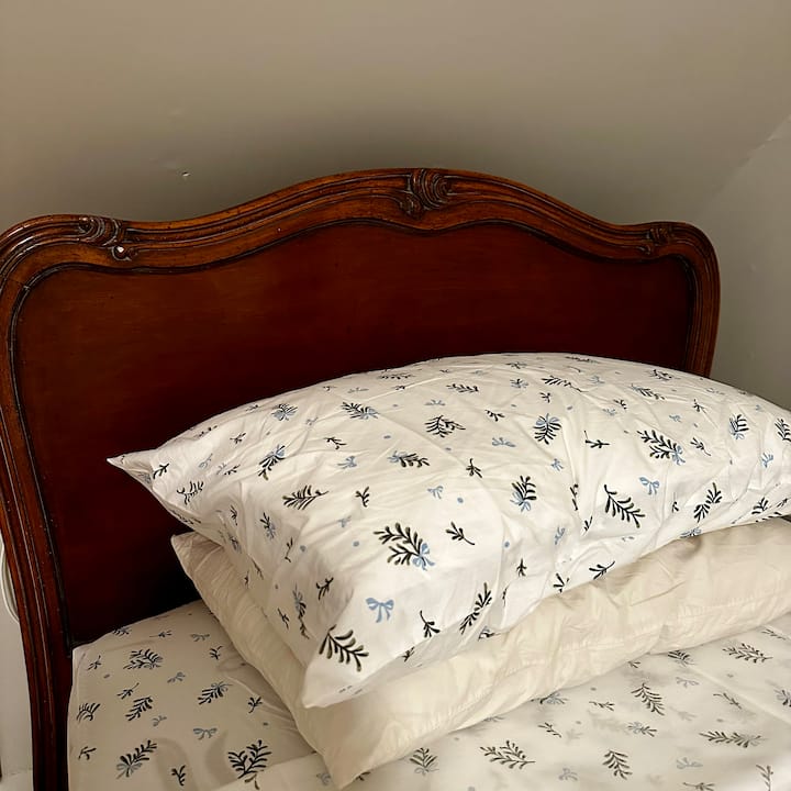 Krupni plan izrezbarenih okvira kreveta. 