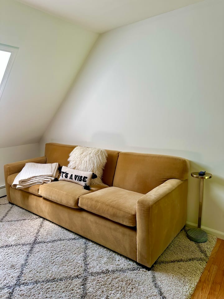 Veliki zimski vrt koji se koristi kao četvrta spavaća soba na katu i povezan je s dvokrevetnom sobom.