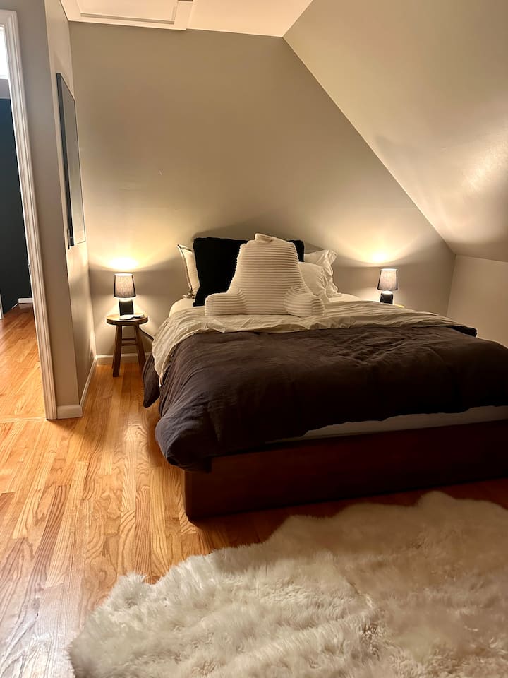 Spavaća soba s bračnim krevetom na katu ima plišane tepihe s ovcama i udoban prostor za uživanje.