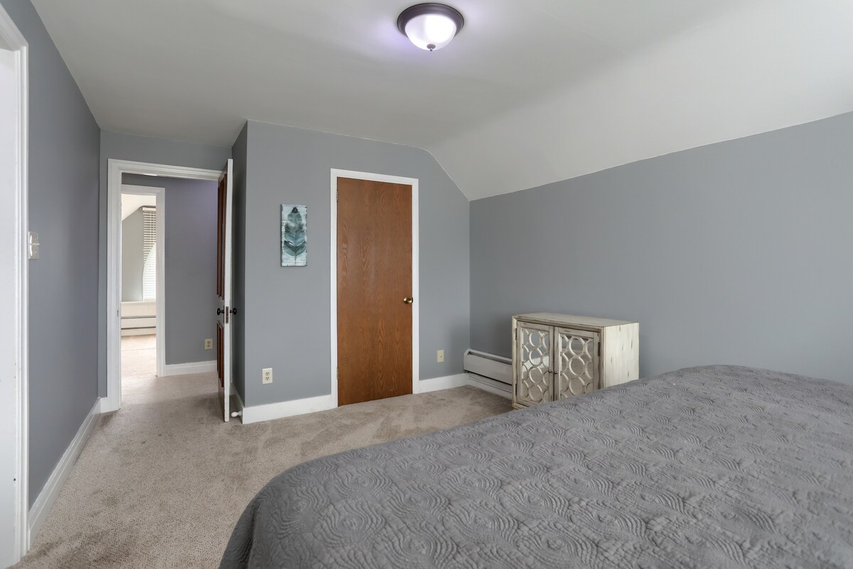 هذا نزهة عبر غرفة النوم. إنه مباشرة فوق الدرج المؤدي إلى الطابق الثالث. هناك باب يذهب إلى الرواق وأسفل الدرجات التي يمكن إغلاقها. 