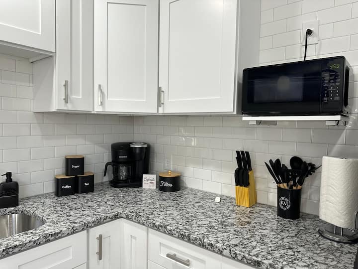 Home Away From Home/ 1 Mile From Busch Gardens - Temple Terrace, FL