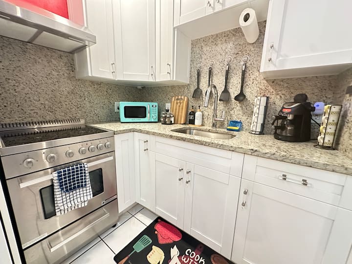Cuban Style Apt | King Bed, Central, Local Vibes - Miami