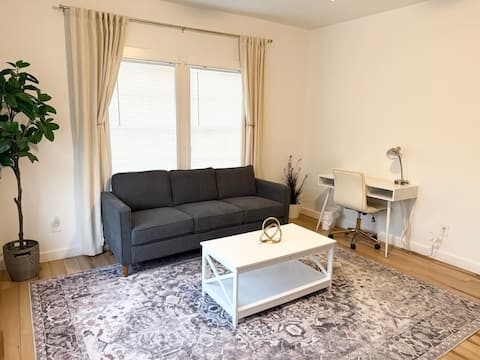 Top performing Airbnb: *Hot Find* Azul Haven (Minutes from Toyota Center) in Greater Eastwood