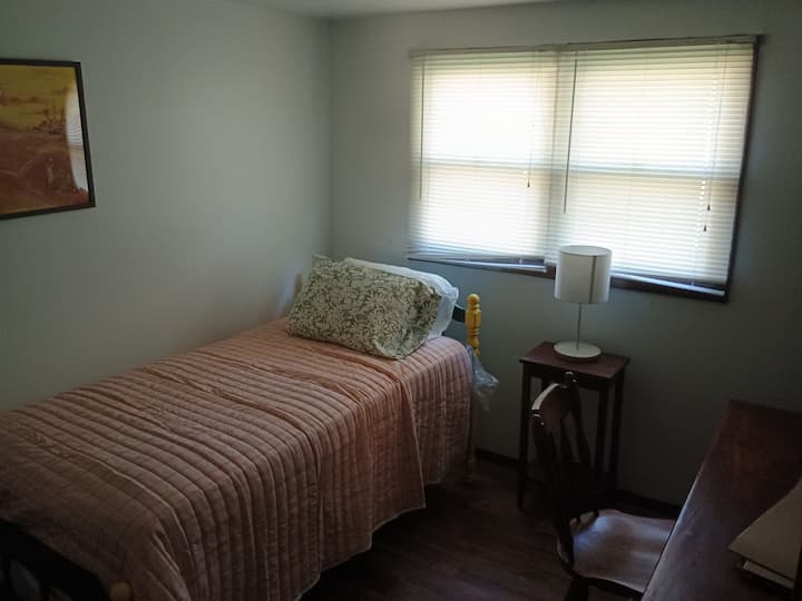 Single bed in room 3.
