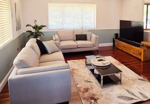 Charming home overlooking the heart of Gladstone