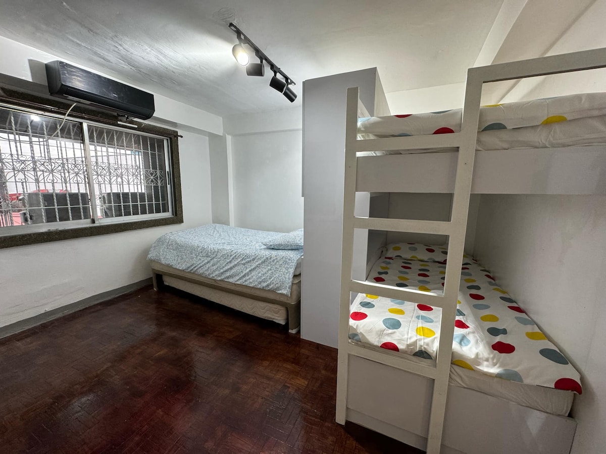 سرير واحد: سريران مفردان وسرير نصف مزدوج للزوجين. غرفة نوم صغيرة،
 يمكن أن يشغل 4 أشخاص غرفة مكيف هواء