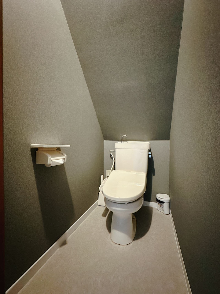 スマートトイレと電動便座。洗浄と加熱の両方の機能を備えています。お客様ごとに洗浄し、安心してご宿泊いただけます。