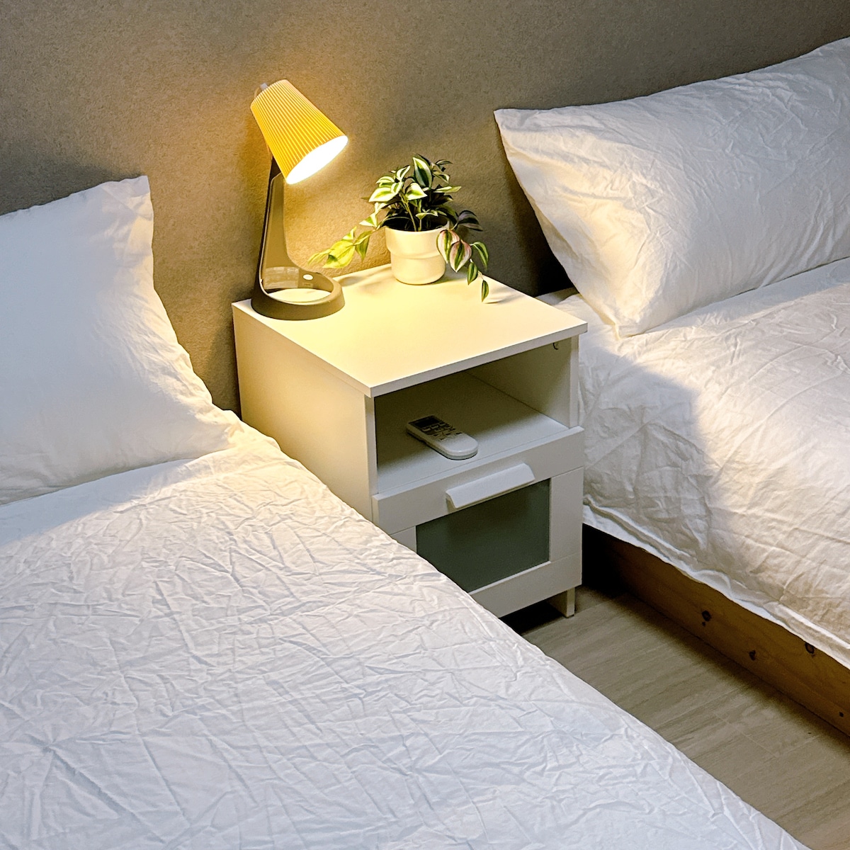 客室には1.1m x 2mのダブルベッド2台、5つ星ホテル品質の寝具、エアコン、クローゼット、その他の必需品が備わっています。採光が良く、装飾も素敵です。ゲストの安心した睡眠を保証します。