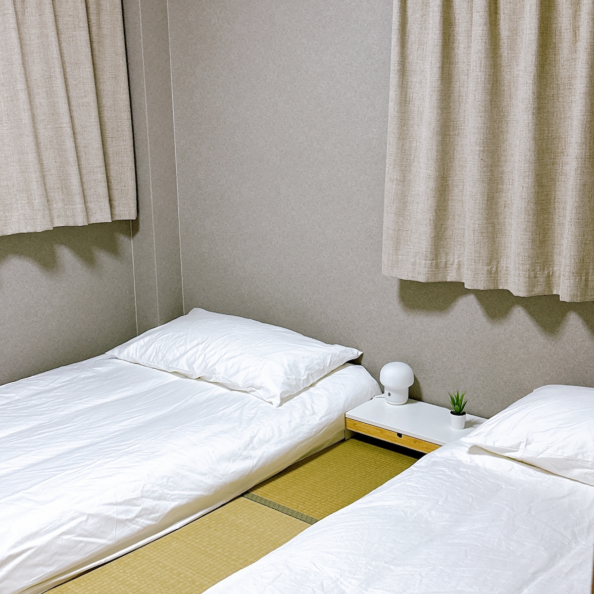 室内には1.1m x 2mの和室用畳が2枚、5つ星ホテルの品質の寝具、エアコン、クローゼット、その他の生活必需品が備わっています。採光が良く、装飾も素敵です。ゲストの安心した睡眠を保証します。