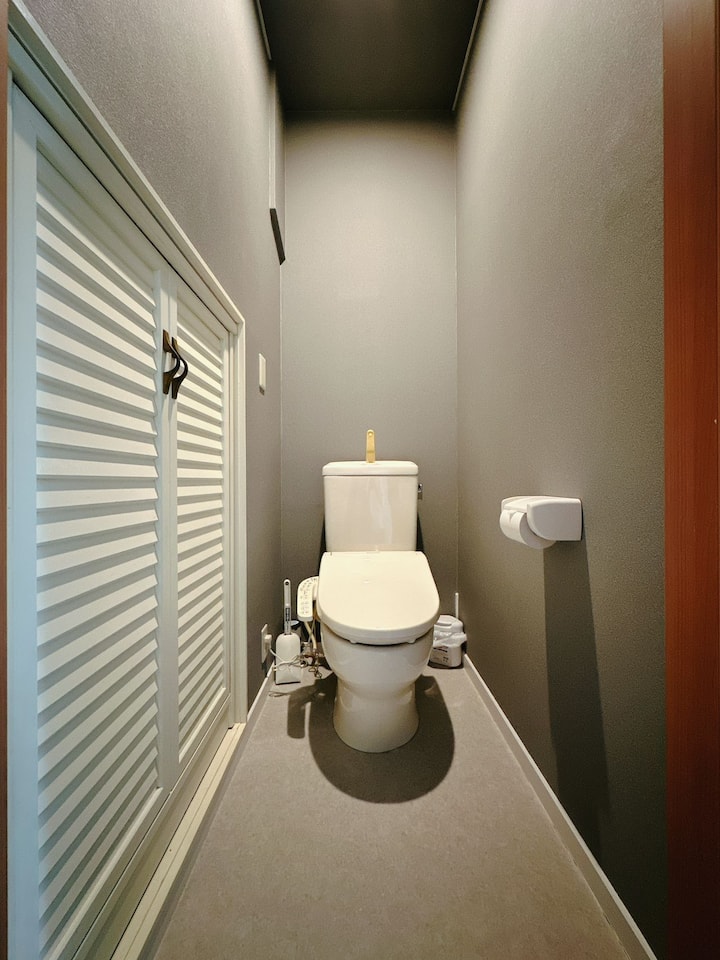 スマートトイレと電動便座。洗浄と加熱の両方の機能を備えています。お客様ごとに洗浄し、安心してご宿泊いただけます。