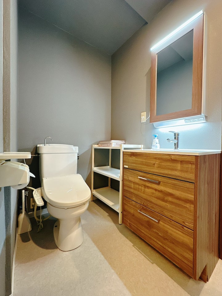 スマートトイレと電動便座。洗浄と加熱の両方の機能を備えています。お客様ごとに洗浄し、安心してご宿泊いただけます。