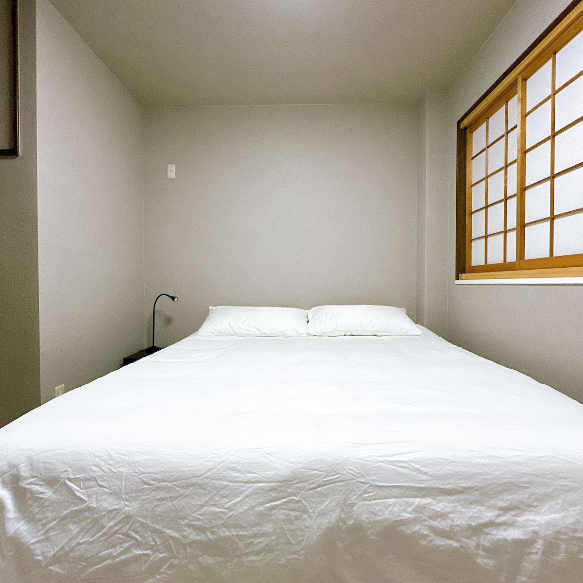 客室には1.8m x 2mのダブルベッド、5つ星ホテルの品質の寝具、エアコン、クローゼット、その他の必需品が備わっています。採光が良く、装飾も素敵です。ゲストの安心した睡眠を保証します。