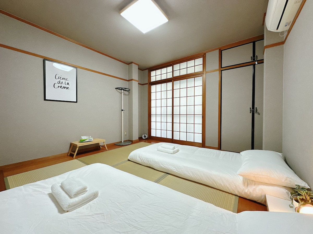 室内には1.1m x 2mの和室用畳が2枚、5つ星ホテルの品質の寝具、エアコン、クローゼット、その他の生活必需品が備わっています。採光が良く、装飾も素敵です。ゲストの安心した睡眠を保証します。