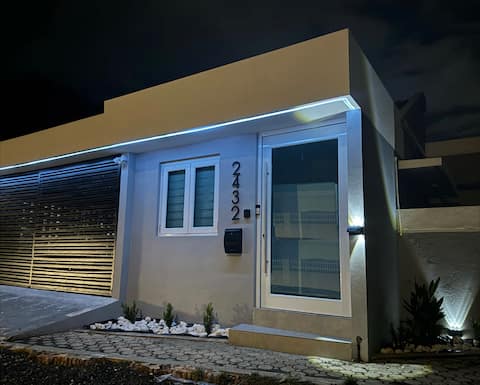 Entire Modern Guest House w/ Pool