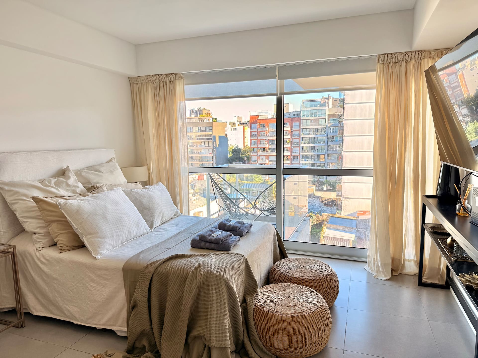 Street-facing studio apartment on the 6th floor in Palermo Hollywood