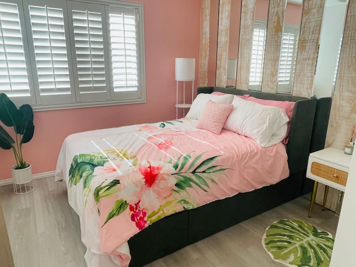 Flamingo Room es otra habitación anunciada en FF. Arriba y separado. ¡Súper lindo si quieres alquilar ambos!