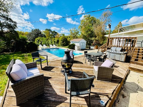 5 beds, full kitchen, saltwater pool & game room!