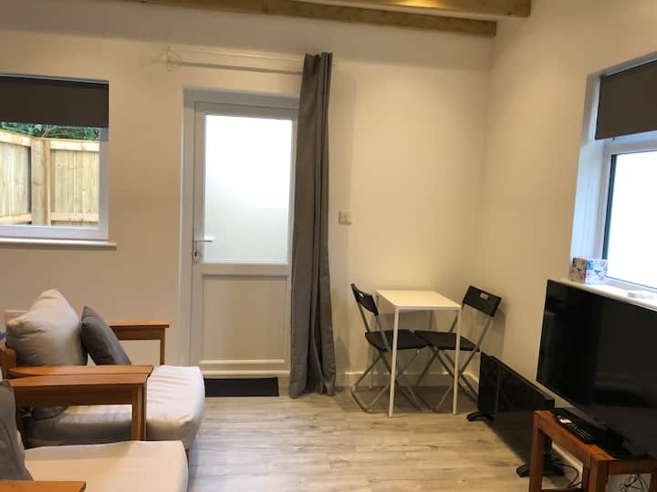 Studio Apartment With Parking - Swindon